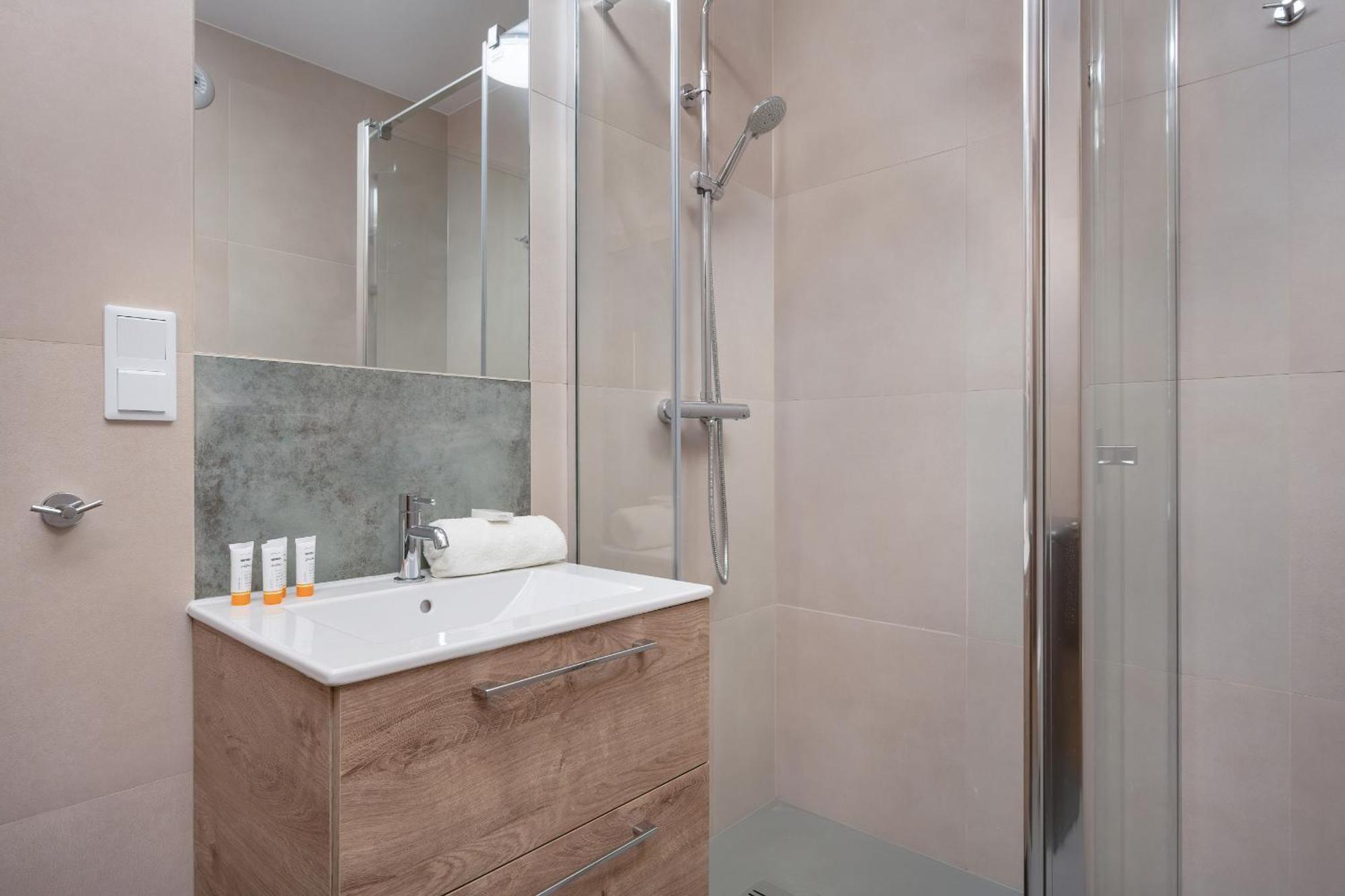 Wroclaw 1-Bedroom Apartment With Parking & Balcony By Noclegi Renters Esterno foto